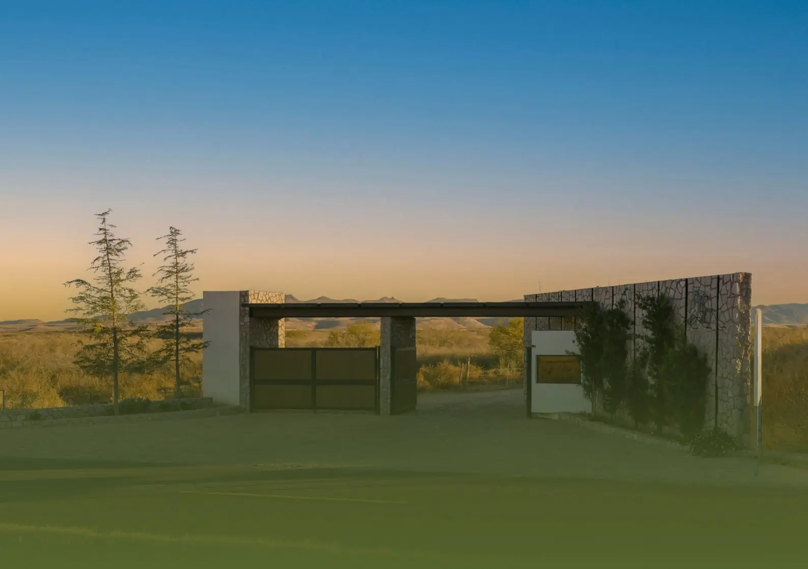 Caseta de acceso de Vistas del Torreón al atardecer