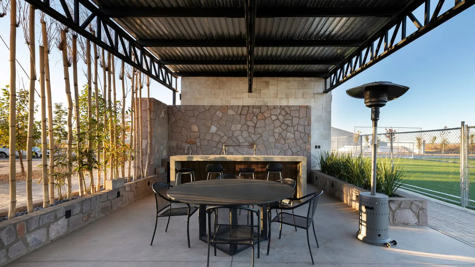 Asador techado con barra y comedor