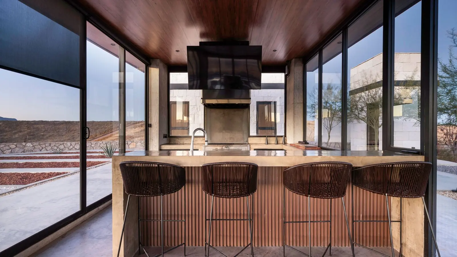Cocina exterior rodeada de cristal