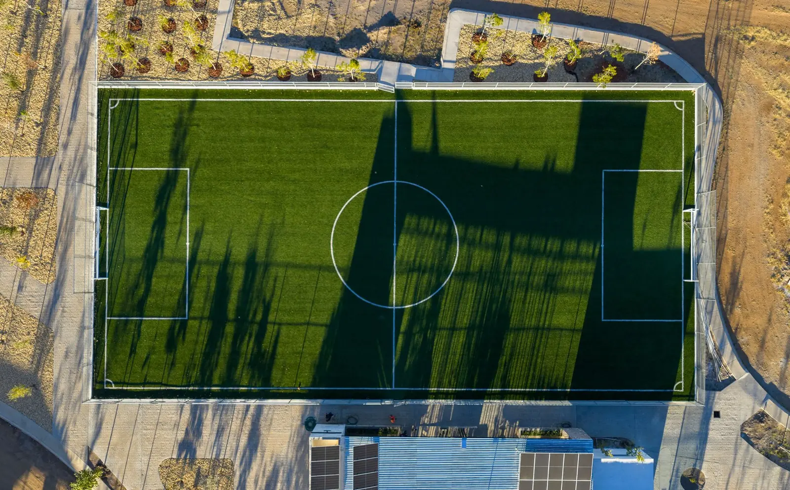 Cancha de fútbol de pasto sintético vista desde arriba