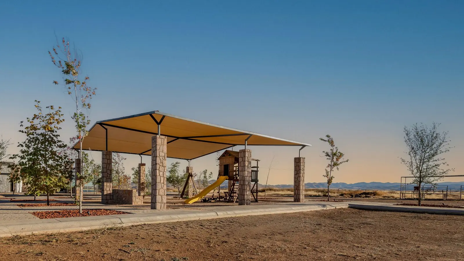 Parque con juegos infantiles bajo sombra